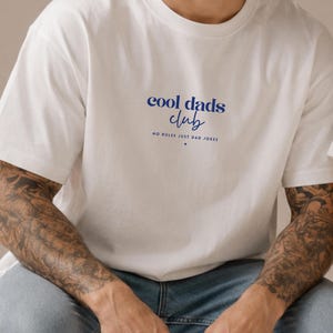 Cool Dads Club Bio Baumwolle T-Shirt - Geschenk für Papa - Vatertag Shirt - Geschenk zur Geburt - werdender Vater