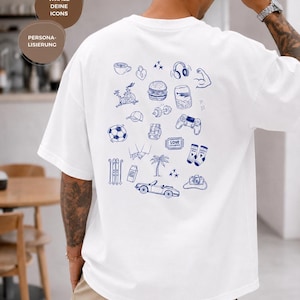Peut inclure: Un t-shirt blanc avec une collection d'icônes en ligne bleue au dos, comprenant un burger, un ballon de football, une manette de jeu, un appareil photo, une voiture, un palmier, un casque, un haltère et divers autres petits symboles dispersés.