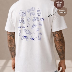 Peut inclure: Un t-shirt blanc avec une collection d'icônes en ligne bleue au dos, incluant un scooter, un vélo, une part de pizza, une manette de jeu, une montre et l'année 1998. Deux cercles bruns portent le texte WÄHLE DEINE ICONS et PERSONALISIERUNG.