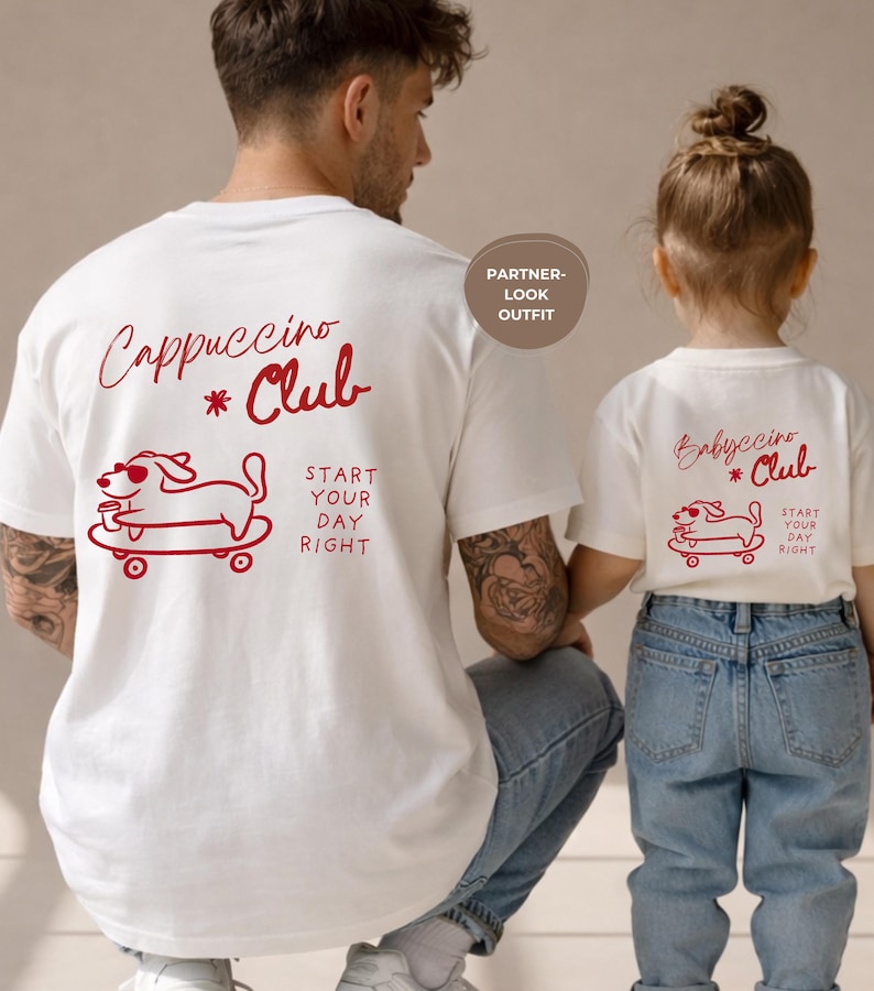 Peut inclure: Deux t-shirts blancs assortis avec des graphiques rouges. L'un affiche "Cappuccino Club" avec un chien sur un skateboard, l'autre "Babyccino Club". Les deux ont le texte "Start Your Day Right".
