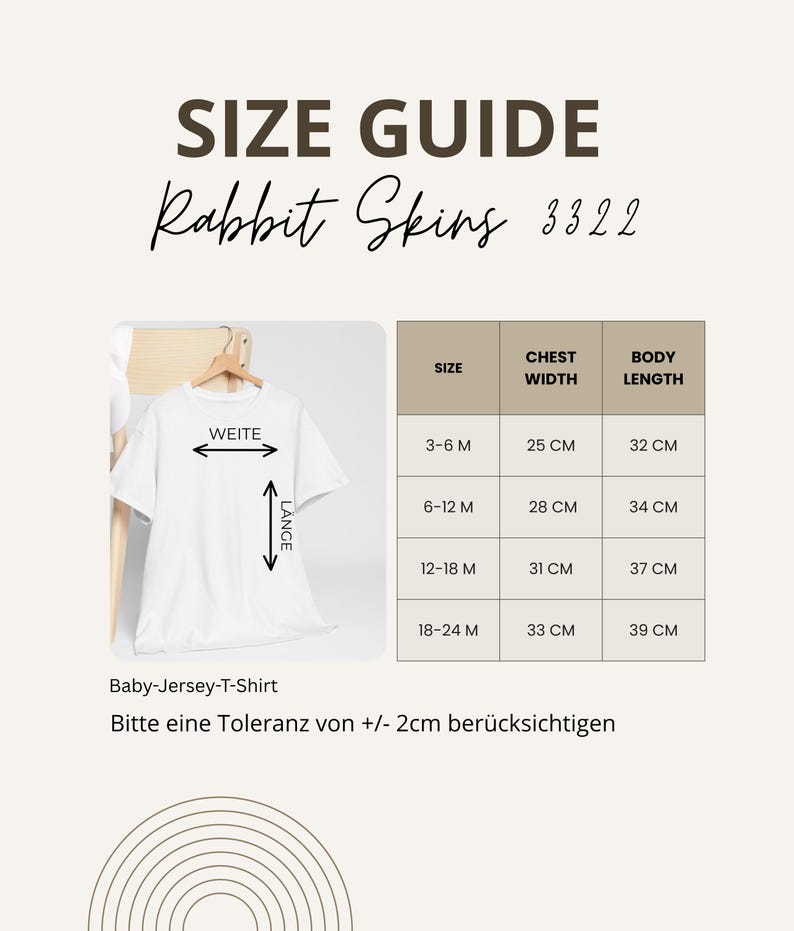 May include: A size guide for Rabbit Skins baby jersey t-shirts. The guide shows chest width and body length measurements in centimeters for sizes 3-6 months to 18-24 months. The text also includes the phrase "Bitte eine Toleranz von +/- 2cm ber&uuml;cksichtigen."