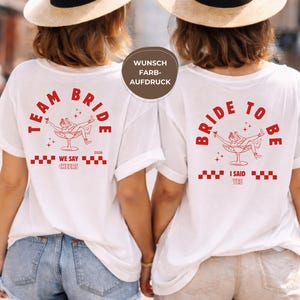 Puede incluir: Dos camisetas blancas con texto y gr&aacute;ficos rojos. Una camiseta dice "Team Bride" y la otra "Bride to Be". Ambas tienen un gr&aacute;fico de una persona en una copa de c&oacute;ctel. Las camisetas son para una despedida de soltera.
