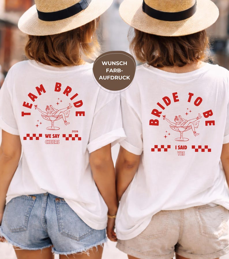 Puede incluir: Dos camisetas blancas con texto y gr&aacute;ficos rojos. Una camiseta dice "Team Bride" y la otra "Bride to Be". Ambas tienen un gr&aacute;fico de una persona en una copa de c&oacute;ctel. Las camisetas son para una despedida de soltera.