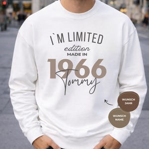 Pode incluir: Camisola branca com o texto "I'M LIMITED edition MADE IN 1966 Tommy". O design inclui a opção de personalizar o ano e o nome. A camisola é de estilo casual.