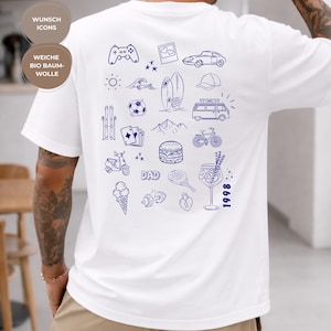 Può includere: Una t-shirt bianca con una stampa sul retro di varie icone a linee blu, tra cui un controller di gioco, un'auto, una tavola da surf, un furgone, una bicicletta, uno scooter, un hamburger, un gelato, un cocktail e la scritta DAD con 1998.