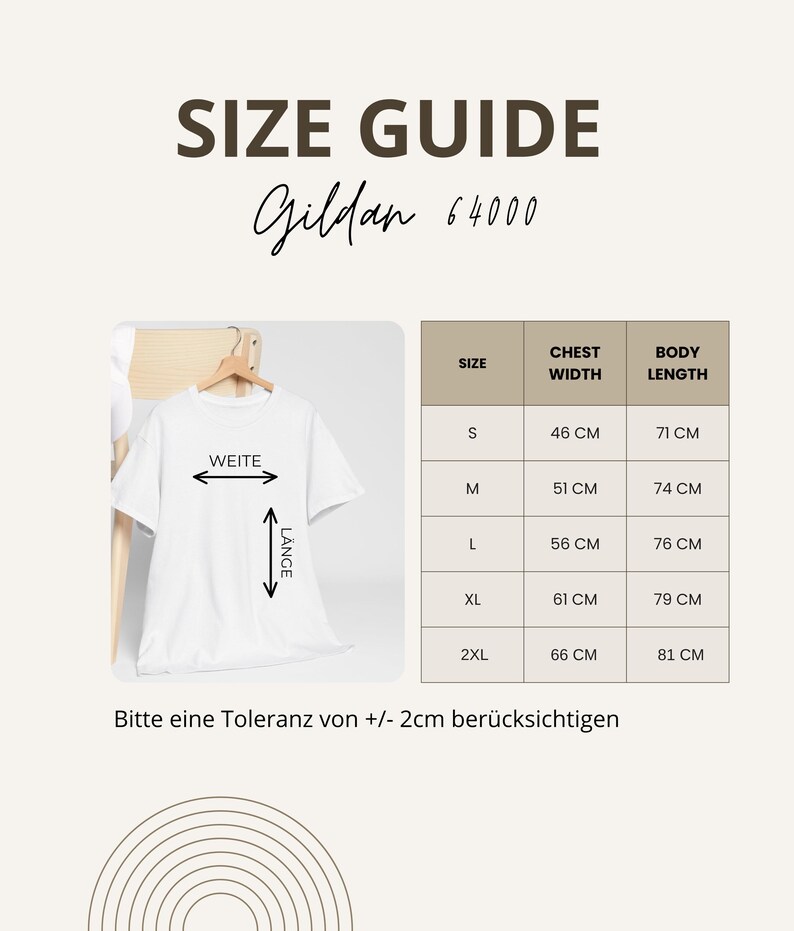 Peut inclure: Un t-shirt blanc sur un cintre, avec un guide des tailles. Le guide indique les tailles S &agrave; 2XL, la largeur de poitrine en cm et la longueur du corps en cm. Le texte "SIZE GUIDE" et "Gildan 64000" sont en haut.