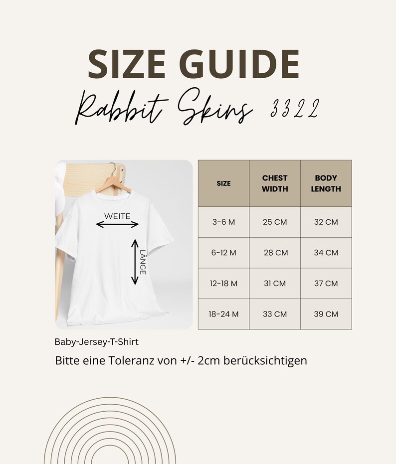 May include: A size guide for Rabbit Skins baby jersey t-shirts. The guide shows chest width and body length measurements in centimeters for sizes 3-6 months to 18-24 months. The text also includes the phrase "Bitte eine Toleranz von +/- 2cm ber&uuml;cksichtigen."