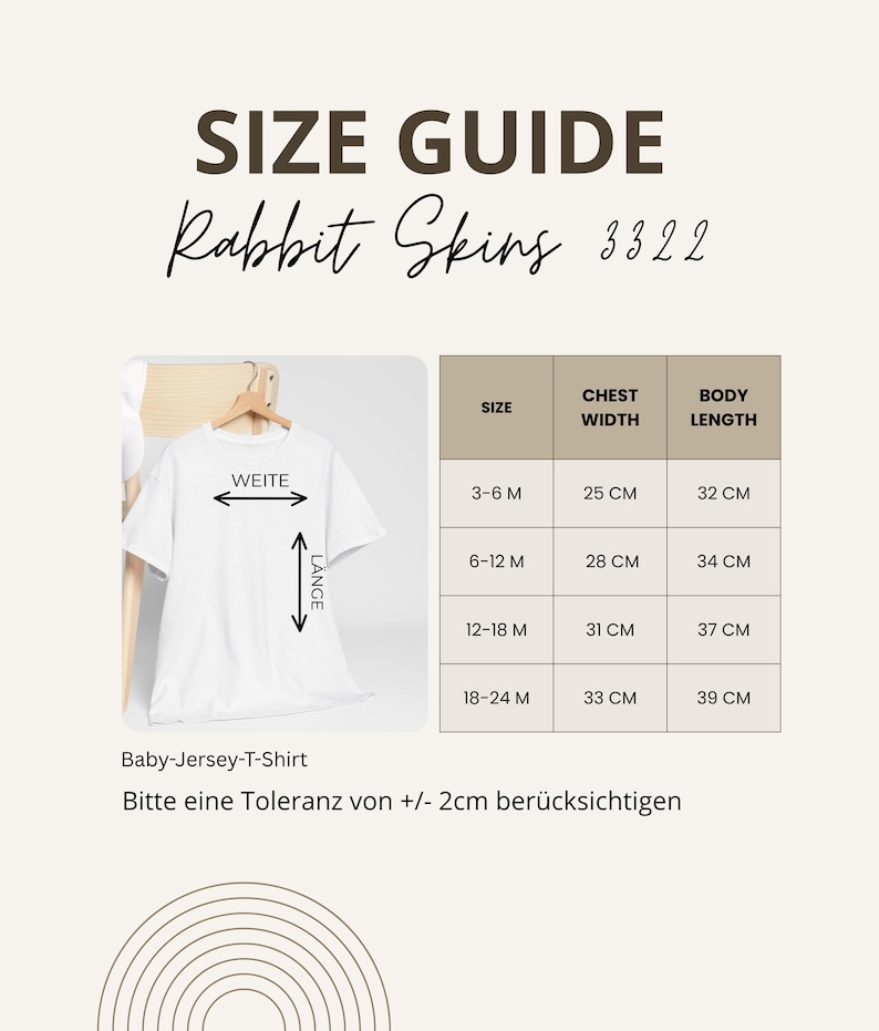 May include: A size guide for Rabbit Skins baby jersey t-shirts. The guide shows chest width and body length measurements in centimeters for sizes 3-6 months to 18-24 months. The text also includes the phrase "Bitte eine Toleranz von +/- 2cm ber&uuml;cksichtigen."