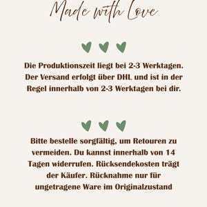Peut inclure: Une carte cr&egrave;me avec les mots "Made with Love" en &eacute;criture manuscrite. En dessous, du texte en allemand d&eacute;crit les d&eacute;lais de production et d'exp&eacute;dition, ainsi que les politiques de retour. Des ic&ocirc;nes de c&oelig;ur verts sont dispers&eacute;es.