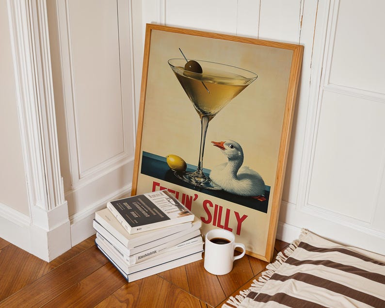 Puede incluir: Un p&oacute;ster vintage enmarcado con una copa de martini y un pato. El p&oacute;ster tiene el texto "Gettin' Silly" en letras rojas y blancas.