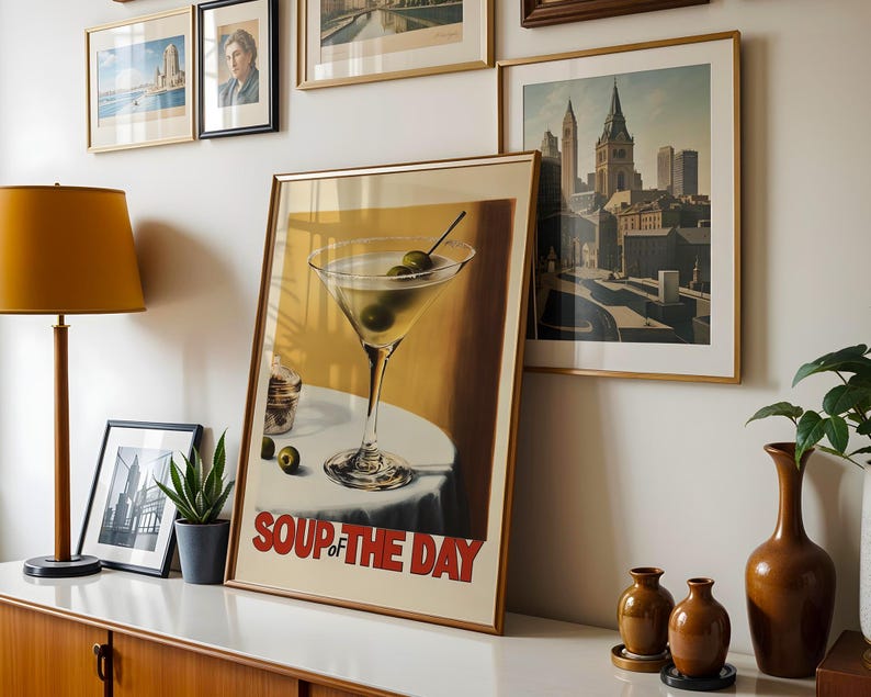Peut inclure: Une affiche encadr&eacute;e avec une illustration vintage d'un verre &agrave; martini avec des olives et le texte "Soup of the Day".