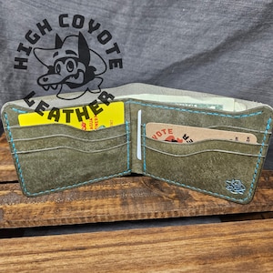 Cartera plegable de lujo de cuero cosida a mano en gris Pueblo con costuras verde azulado