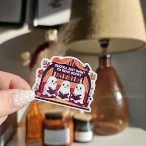 Halloween kindle Sticker | Ghouls just want to read Books Aufkleber für Kindle, Laptop, Journal
