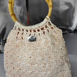 Hellrosa gehäkelte Basthandtasche – handgefertigt – Bambusgriff – leichte und sommerliche Tasche 28x27 cm – einzigartige handgefertigte Kreation