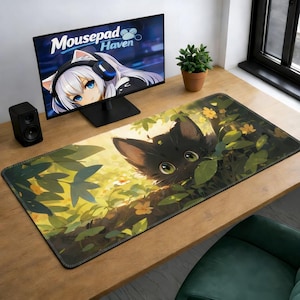 以下が含まれることがあります： 緑の葉と黄色の花の間から覗く黒猫が描かれた長方形のマウスパッド。マウスパッドは黒い縁取りがあり、木製の机の上に置かれています。コンピューターモニターには「Mousepad Haven」の文字が表示されています。