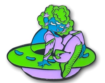 Lindo pin de solapa esmaltado con forma de extraterrestre en una nave espacial