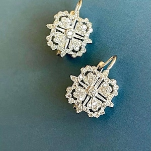 アンティークフローラルモチーフイヤリング、ラウンドカットモアッサナイトダイヤモンドウェディングドロップイヤリング、ダングルドロップレバーバックイヤリング、アールデコミルグレインイヤリング