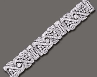 Puede incluir: Un deslumbrante brazalete de estilo Art Déco. El brazalete está compuesto por múltiples segmentos rectangulares y curvos, cada uno intrincadamente detallado con numerosas piedras preciosas blancas pequeñas y brillantes. El diseño presenta formas geométricas y patrones arremolinados, creando un accesorio lujoso y elegante.
