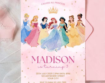 Könnte beinhalten: Eine rosafarbene und goldene Prinzessinnen-Geburtstagseinladung mit einer Krone und einer Gruppe von Disney-Prinzessinnen. Die Einladung lautet "Calling all Princess" und "Madison wird 5 Jahre alt". Datum und Uhrzeit der Party sind mit "20. Juli 2025 | 14:00 Uhr bis 16:00 Uhr" angegeben. Die Adresse lautet "123 Anywhere Street, Your City". Die RSVP-Informationen lauten "RSVP an Emma 123-456-7890".