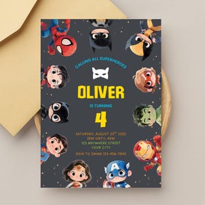 Puede incluir: Invitación de cumpleaños con temática de superhéroes, con un fondo gris oscuro e ilustraciones de varios superhéroes. La invitación incluye el nombre "OLIVER" y el número "4", junto con los detalles del evento. Sobre beige claro.