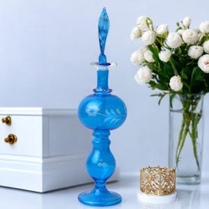 Botella de perfume de vidrio azul hecha a mano / Botella de fragancia rellenable grabada en vidrio soplado / Regalo de decoración de tocador / Botella de aceite esencial, botella de colonia