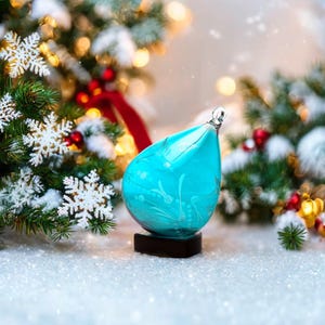 Mundgeblasene Glasverzierung Aqua Blau | Ätzglas Neujahr Dekor | Weihnachtsgeschenk für Mama | Feiertags-Baum-hängende Verzierung | Handgefertigte Kugel