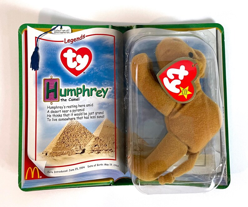 Pu&ograve; includere: Un giocattolo a forma di cammello Ty Beanie Baby, Humphrey, nella sua confezione originale. La confezione &egrave; progettata per assomigliare a un libro, con il nome del cammello e una poesia stampata sulla pagina sinistra. Il cammello &egrave; marrone chiaro con un'etichetta rossa a forma di cuore.