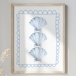 Niebieski nadruk muszli, jasnoniebieska plażowa sztuka ścienna, słodka nadmorska sztuka ścienna, wystrój domu na plaży, modna sztuka ścienna, estetyka mieszkania, cyfrowa