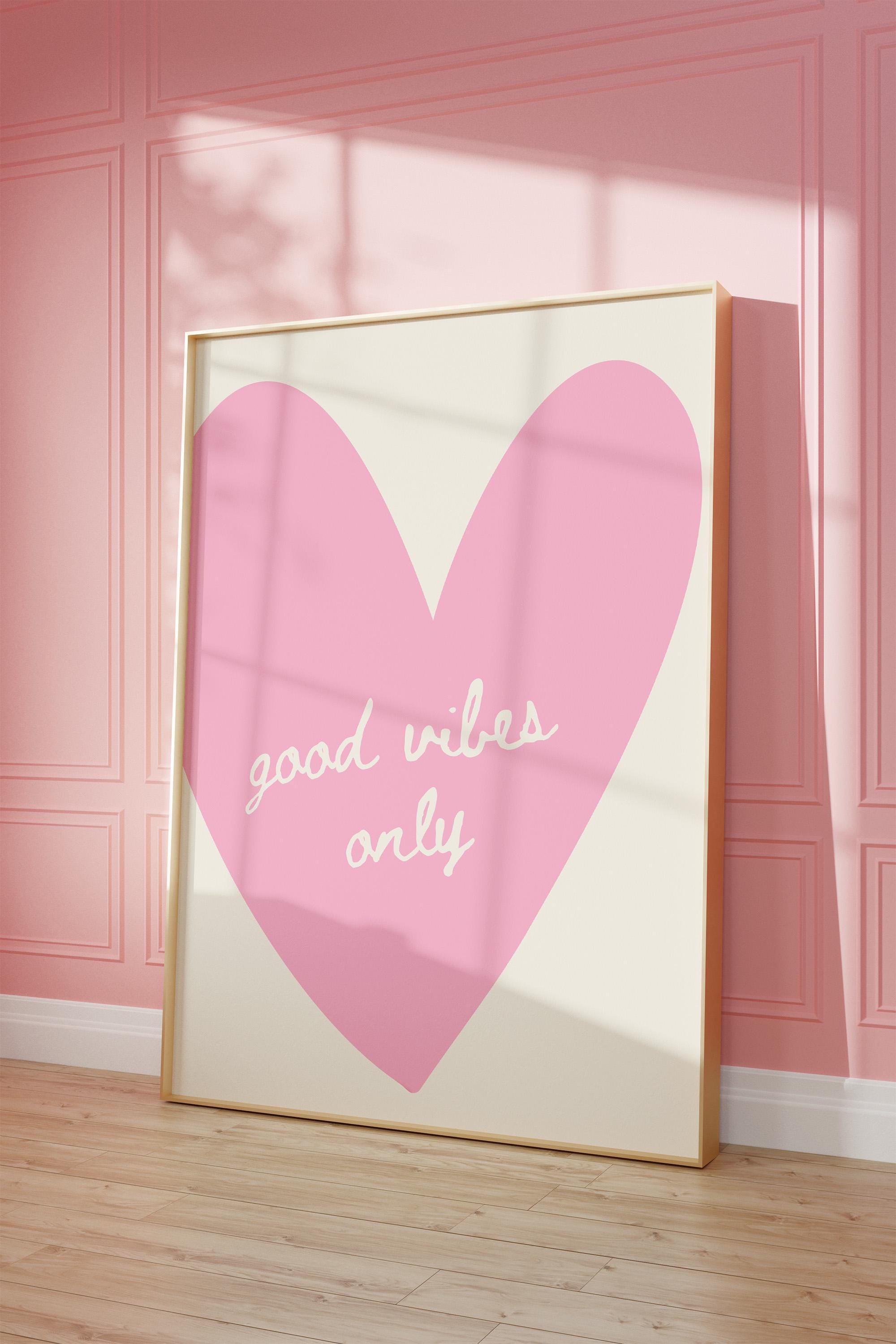 Good Vibes Only プリント：トレンディなピンクの寮の部屋のポスター 