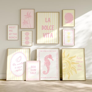 Könnte beinhalten: Eine Sammlung gerahmter Kunstdrucke mit Strandmotiv. Die Drucke zeigen rosa und gelbe Farben, mit Bildern von Palmen, Muscheln und den Texten "Meet Me At The Beach", "La Dolce Vita" und "Here Comes The Sun".