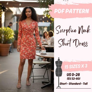 Puede incluir: Una mujer con un vestido corto con cuello cruzado y estampado floral rojo. La imagen incluye el texto "PDF PATTERN" y "Surplice Neck Short Dress". El patrón del vestido está disponible en 15 tallas, US 0-28 (EU 32-60), y largo corto, estándar y largo.