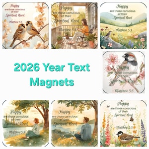 Op de afbeelding: Een verzameling vierkante magneten met aquarel illustraties. Elke magneet toont een andere natuurscène met vogels, mensen of landschappen, en de tekst "Gelukkig zijn degenen die zich bewust zijn van hun geestelijke behoefte - Mattheüs 5:3." De tekst "2026 Year Text Magnets" is ook aanwezig.