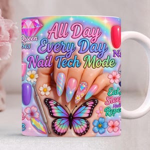 Könnte beinhalten: Weiße Keramik-Tasse mit farbenfrohem Design. Das Design zeigt den Text "All Day Every Day Nail Tech Mode", eine Hand mit verzierten Nägeln, einen Schmetterling und Blumen. Die Tasse hat einen weißen Henkel.