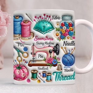 Può includere: Tazza in ceramica bianca con un design a tema cucito. Il design include rocchetti di filo, una macchina da cucire, spilli, aghi, bottoni e le parole "Seamstress", "Needle" e "Thread".