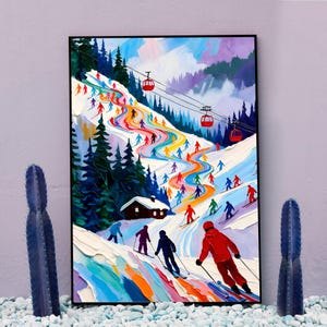 以下が含まれることがあります： 鮮やかなスキー場の風景を描いた額入りの絵画。カラフルな衣装を着たスキーヤーが雪山を滑り降り、虹色のトレイルが描かれています。赤いリフトと小さな小屋も、木々や山々を背景に描かれています。