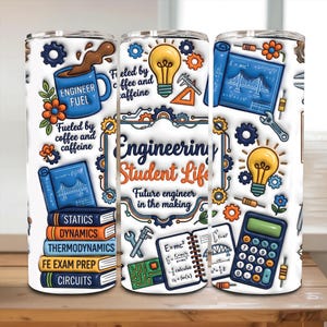 Puede incluir: Un vaso cilíndrico blanco con un patrón colorido de ingeniería que incluye una taza azul con la etiqueta Engineer Fuel, bombillas, planos, una calculadora y una pila de libros titulados Statics, Dynamics, Thermodynamics, FE Exam Prep y Circuits.