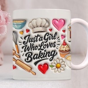 Puede incluir: Taza de cerámica blanca con un diseño envolvente con ilustraciones temáticas de repostería. El diseño incluye un gorro de chef, rodillo, batidor, cupcake y el texto "Just a Girl Who Loves Baking". La taza tiene un asa blanca.