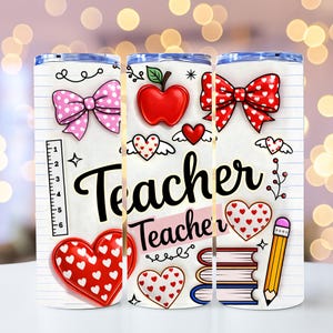 Puede incluir: Un vaso blanco con tem&aacute;tica escolar, con la palabra "Teacher" en escritura negra. El dise&ntilde;o incluye un lazo rosa con lunares, una manzana roja, corazones, una regla, libros y un l&aacute;piz. El vaso mide aproximadamente 20 cm de alto.