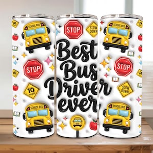Op de afbeelding: Een witte beker met een gele schoolbus, stopborden en de tekst "Best Bus Driver Ever". Het ontwerp bevat appels, boeken en steraccenten. Voor warme of koude dranken.