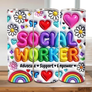 Pode incluir: Um copo branco com um design colorido. Apresenta as palavras "SOCIAL WORKER" em letras de bolhas, juntamente com corações, margaridas, borboletas, arco-íris e as palavras "Advocate, Support, Empower".