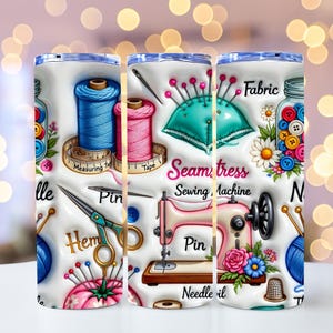 Puede incluir: Un vaso blanco con un tema de costura con ilustraciones de carretes de hilo azul y rosa, cinta métrica, una máquina de coser y un alfiletero. El vaso también incluye texto que dice "Fabric", "Seamstress", "Sewing Machine", "Pin", "Needle" y "Hem".
