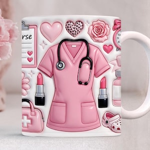 Puede incluir: Taza de cerámica blanca con un uniforme de enfermera rosa, estetoscopio e iconos médicos. Incluye un corazón rosa, una rosa, un reloj, lápiz labial y un bolso médico. La palabra "nurse" es visible.