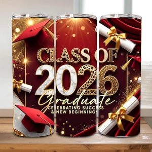 以下が含まれることがあります： 卒業をテーマにしたタンブラー3個。赤、金、白のデザイン。「CLASS OF 2026 Graduate CELEBRATING SUCCESS & NEW BEGINNINGS」の文字。各タンブラーには卒業帽子、卒業証書、金のアクセントが施されています。