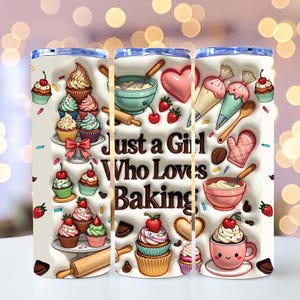 Puede incluir: Un vaso blanco con un diseño que presenta cupcakes, utensilios para hornear y el texto "Just a Girl Who Loves Baking". El diseño incluye cupcakes con cerezas, fresas y acentos de chocolate. El vaso está diseñado para bebidas frías o calientes.