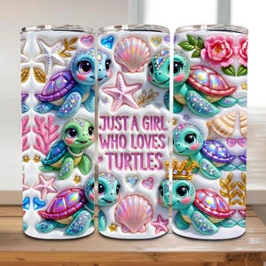 Puede incluir: Un vaso blanco con dibujos de tortugas, conchas marinas y estrellas de mar. El diseño incluye el texto "JUST A GIRL WHO LOVES TURTLES". Las tortugas tienen caparazones azules, verdes y morados, con detalles en rosa y dorado. El vaso está decorado con flores rosas y corazones.
