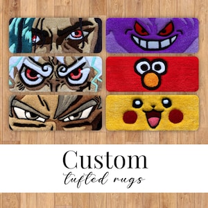 Peut inclure: Six tapis tuftés rectangulaires présentant divers visages de personnages. Les motifs incluent des yeux de style anime, une créature violette avec un large sourire, un visage rouge avec un gros nez et une créature jaune aux joues rouges.