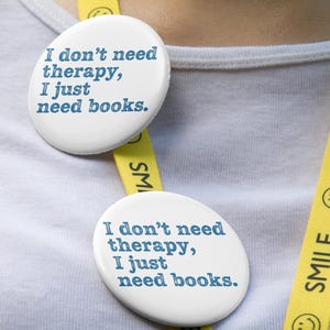 Ich brauche keine Therapie Buch Pin | Lustiges Buch-Liebhaber-Geschenk | Lese Zitat Button Badge