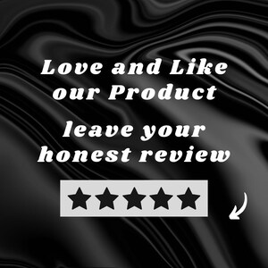 Puede incluir: Fondo abstracto en blanco y negro con el texto "Love and Like our Product leave your honest review." Un rect&aacute;ngulo blanco con cinco estrellas negras y una flecha curva en la parte inferior.