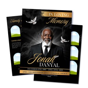 Peut inclure: Un programme fun&eacute;raire avec le portrait d'un homme &acirc;g&eacute; &agrave; barbe blanche en costume noir et cravate. Le design inclut le texte IN LOVING MEMORY, Jonah DANYAL, les dates et le lieu, agr&eacute;ment&eacute; de colombes blanches et de lettrage dor&eacute; sur fond noir.