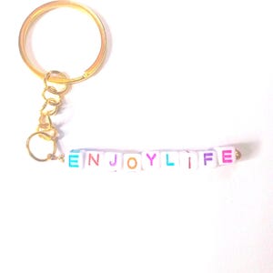 Llavero "Disfruta la vida", llavero para mujer, llavero para hombre, llavero con dije de aventura, viaje, vibras positivas, accesorio con letras y cuentas, llavero con dije de cuentas, lindo